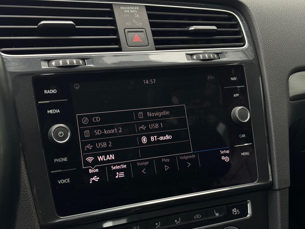 Volkswagen Golf 1.0 tsi * panoramadak * camera * navigatie * massage stoel