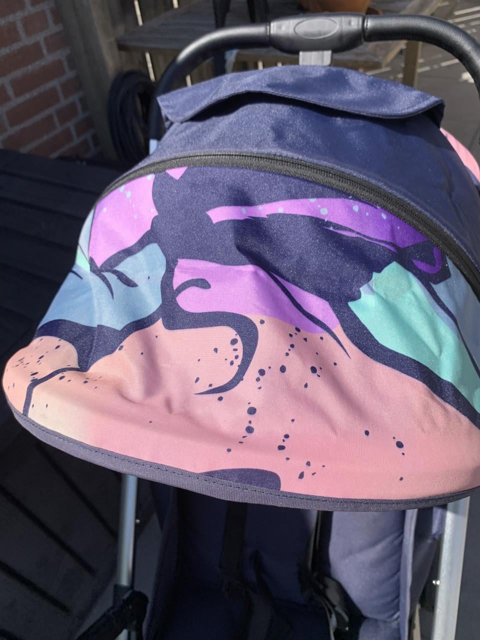 Handige en compacte Deryan buggy,  als handbagage . Inclusief regenhoes.