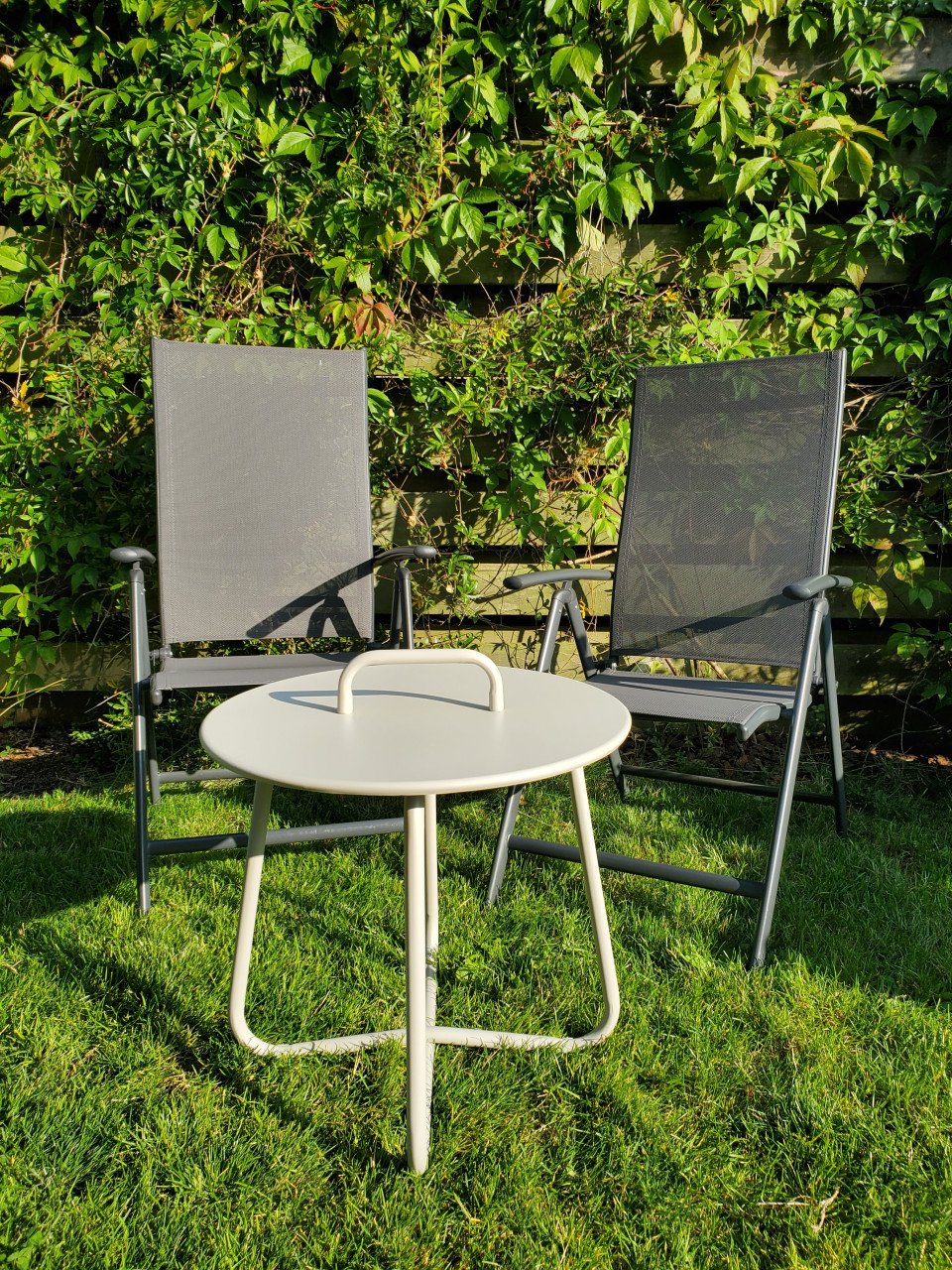 2 lichtgewicht tuinstoelen met tafeltje