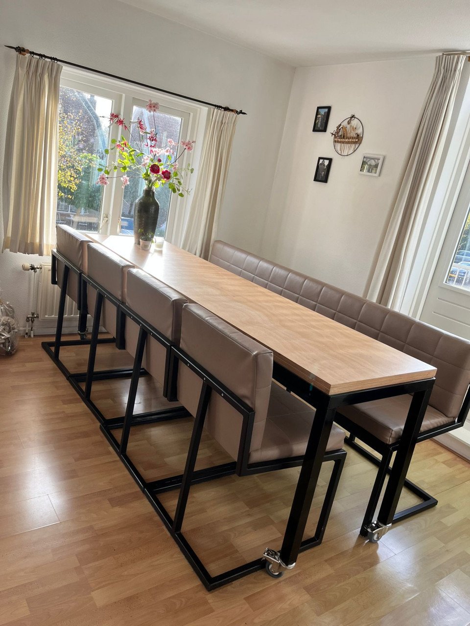 Eettafel/ bartafel met bank en 4 stoelen