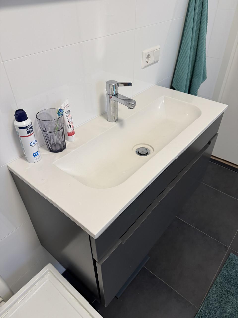 Badkamermeubel met verlichte spiegel