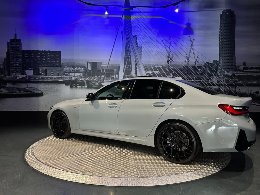 BMW 3-serie 318i m sport edition *schuifdak*shadow line*camera*laser*