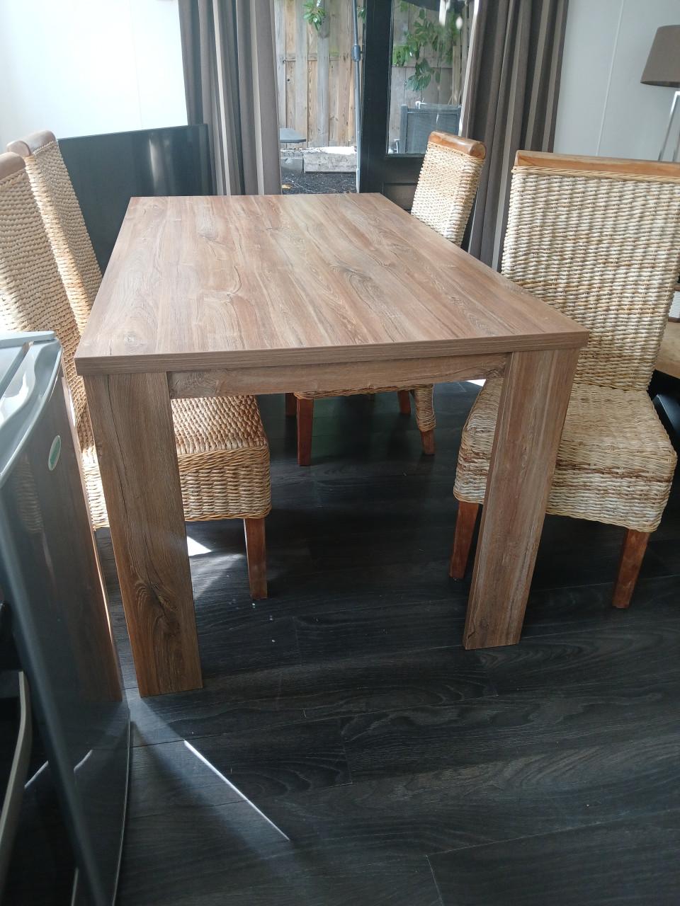 Gratis af te halen in Burgh-Haamstede: eethoek en salontafels