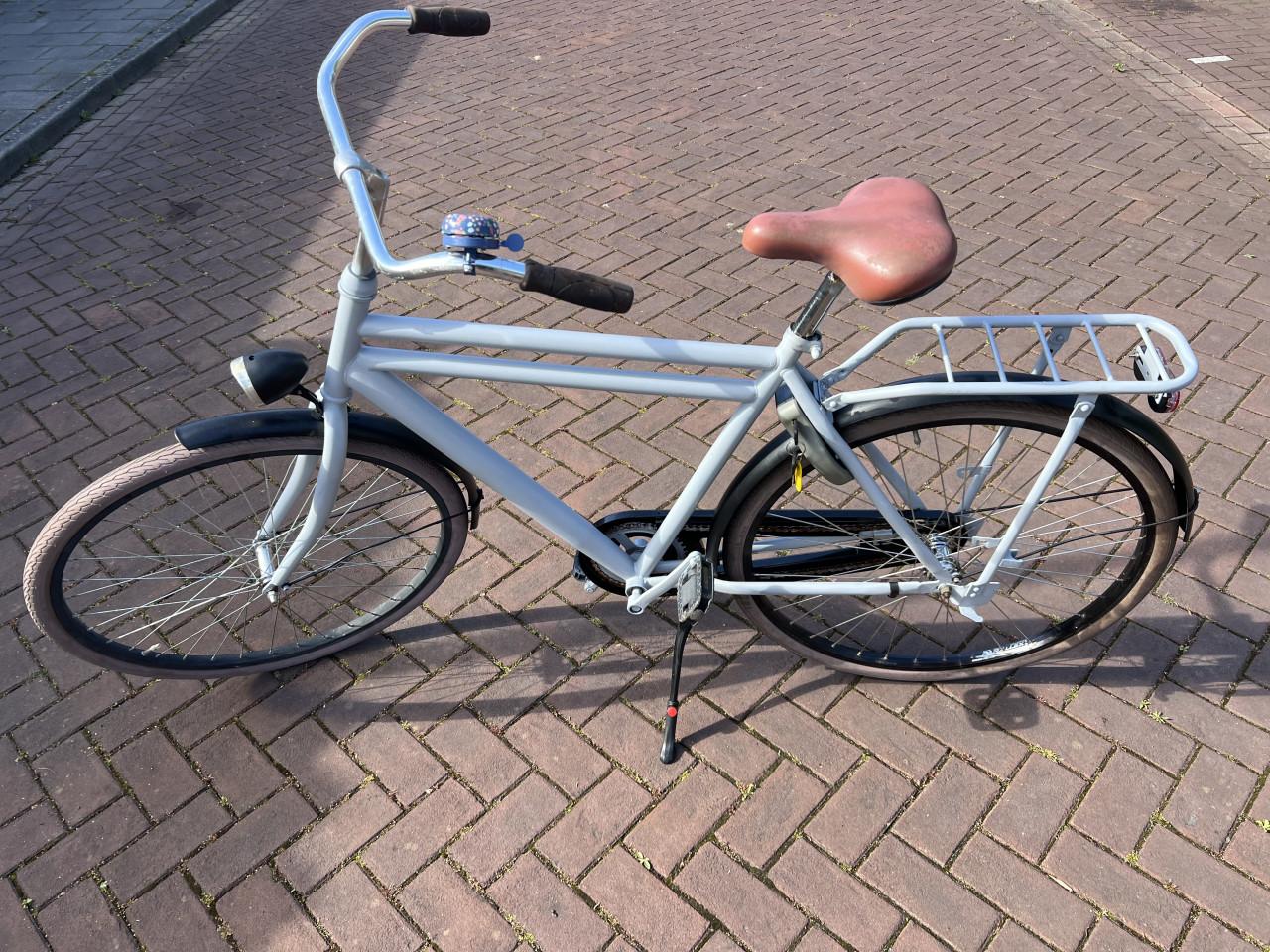 Zwart - grijs kleurige degelijke herenfiets te koop.