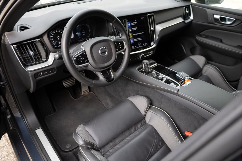 Volvo V60 2.0 t6 plug-in hybrid awd plus dark ✅leer✅cam✅cc✅wint.pakk.