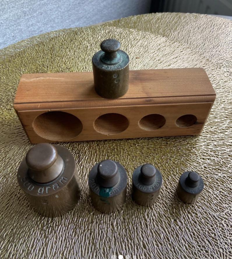 Oude gewichten in houten blok