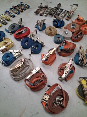 Spanbanden compleet met haken en ratels.