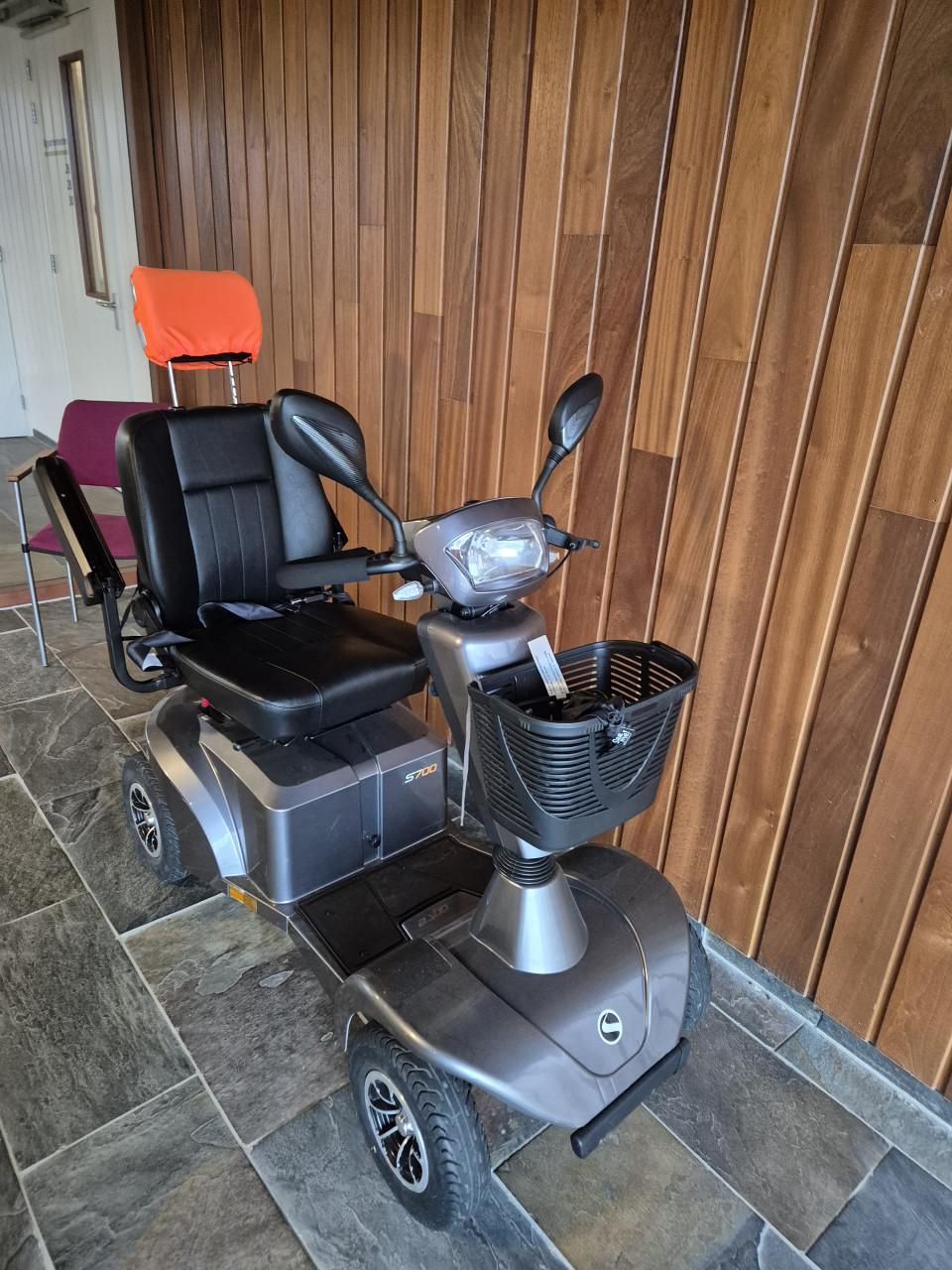 Scootmobiel: zeer goed,met vier wielen