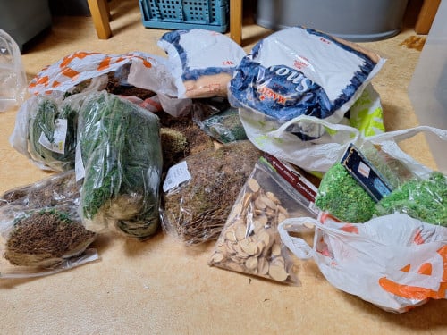 Vuilnis zak vol met mos ,sneeuw gras etc voor kerstdorp.