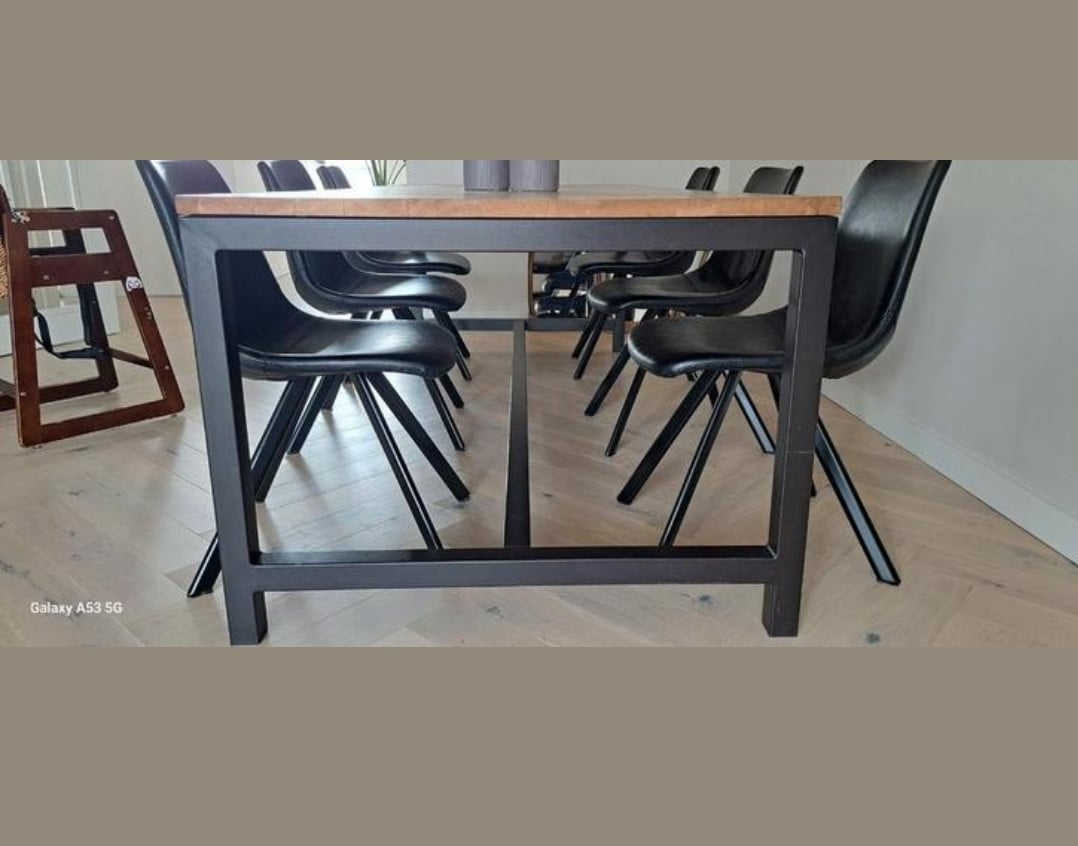 Eikenhouten industrieel eettafel inclusief stoelen