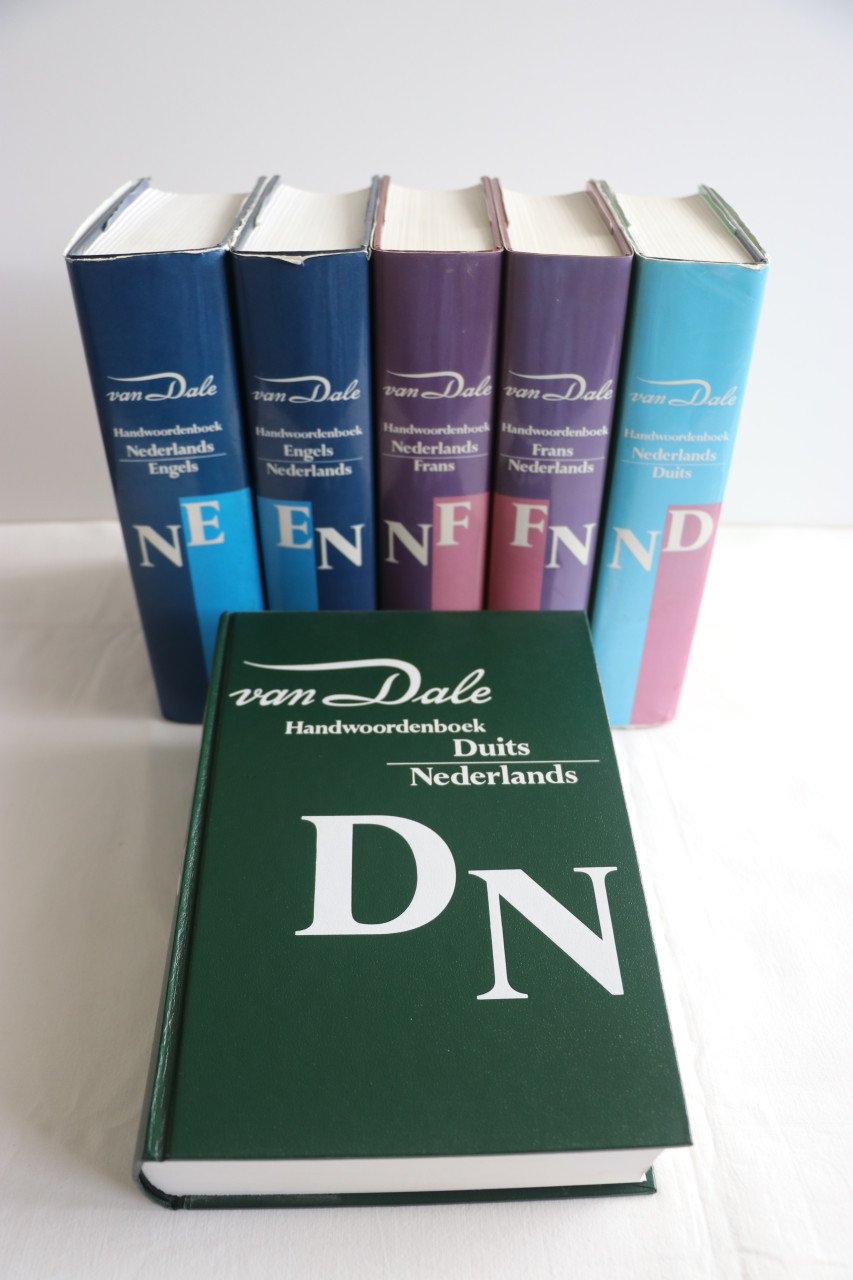 Handwoordenboek Van Dale Nederlands-Engels Tweede druk Utrecht/Antwerpen 9