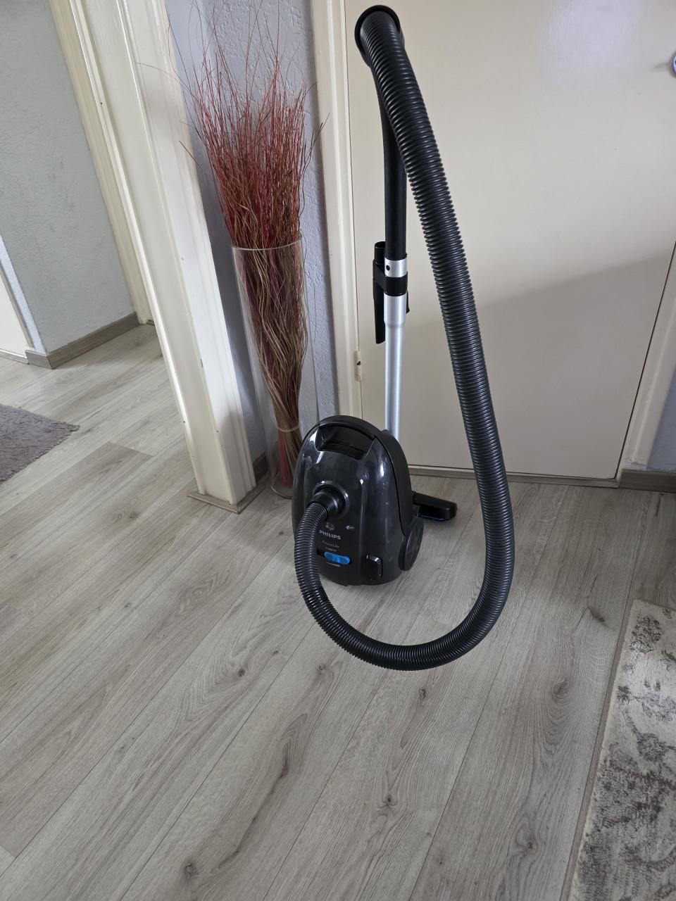 Stofzuiger in goed staat en goed werkend merk PHILIPS-1500W