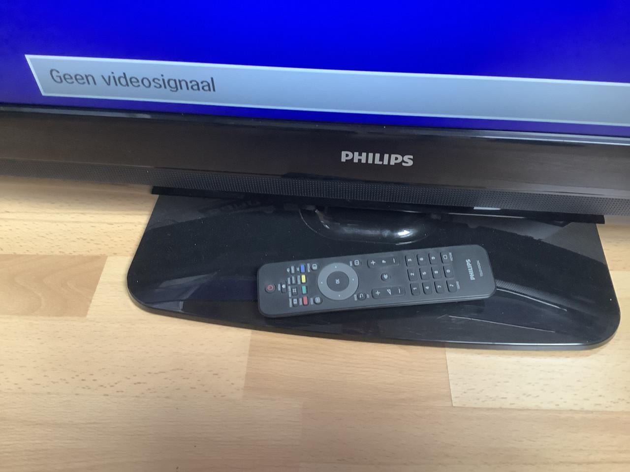 Lcd tv Philips van 32 inch, type 32PFL3404 met afstandsbediening.