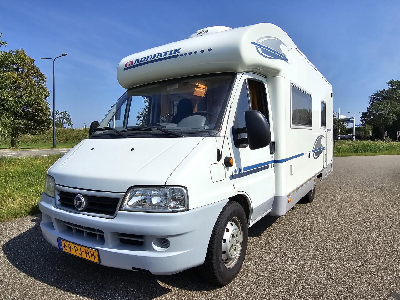 Zeer complete Adriatik 4 pers camper. Je kunt er gelijk mee op pad.
