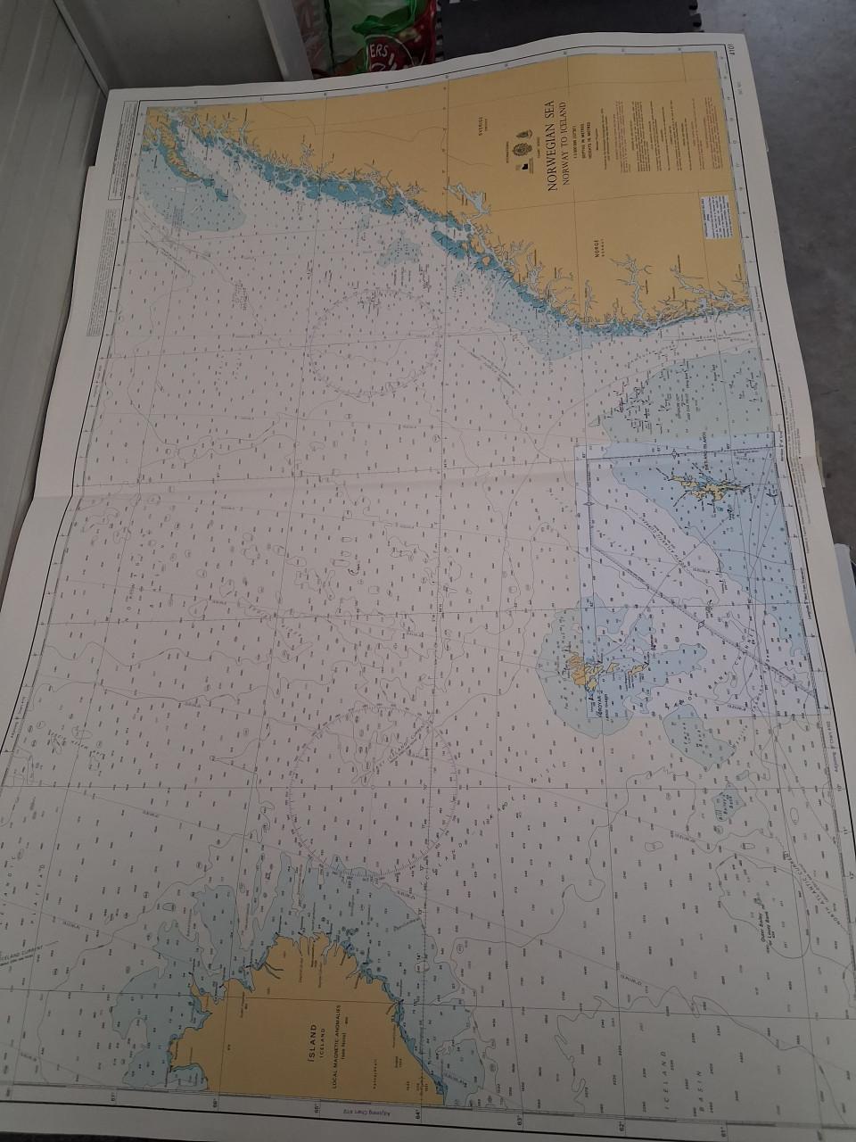 Verzameling zeekaarten.