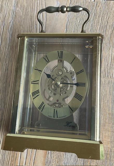 De klok is een vintage KUNDO skeleton carriage clock