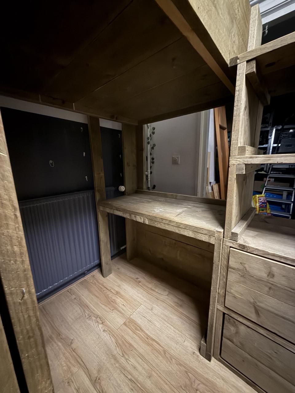 Stoere VanLonden Hoogslaper incl. bureau/kastruimte.
