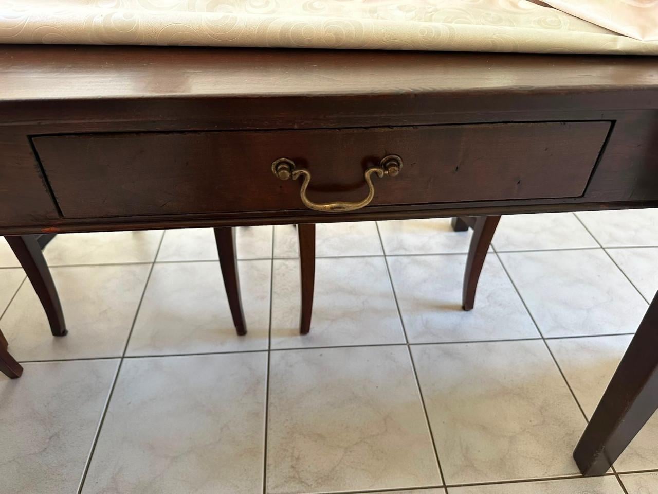 Tafel en zes stoelen donker massief kersenhout