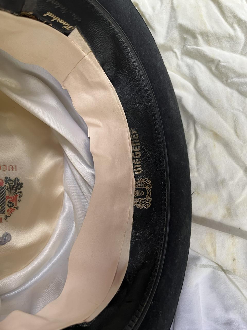 2 Zwarte hoge hoeden Wegener en Elite