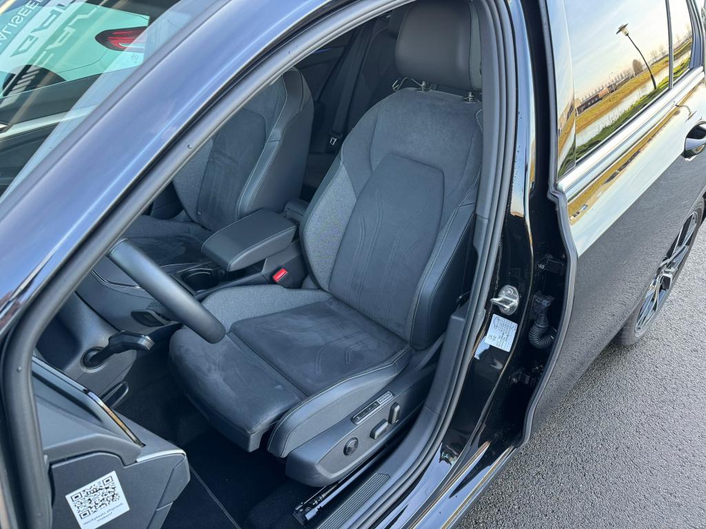 Volkswagen Golf 1.5 ehybrid 50 edition automaat , elektrische voorstoelen, 