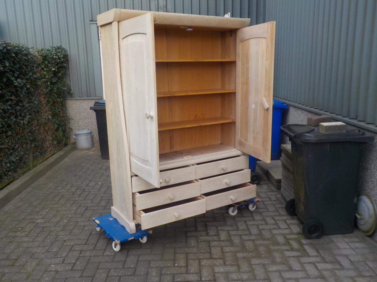 Geheel massief eiken geverfde wandmeubel in zeer goede staat