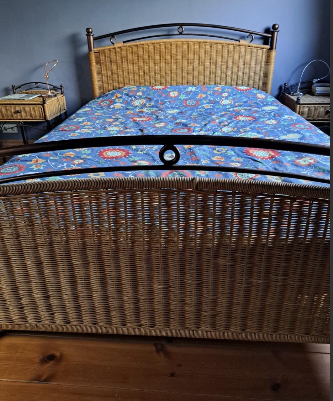 Compleet tweepersoonsbed twijfelaar met nachtkastjes en matras