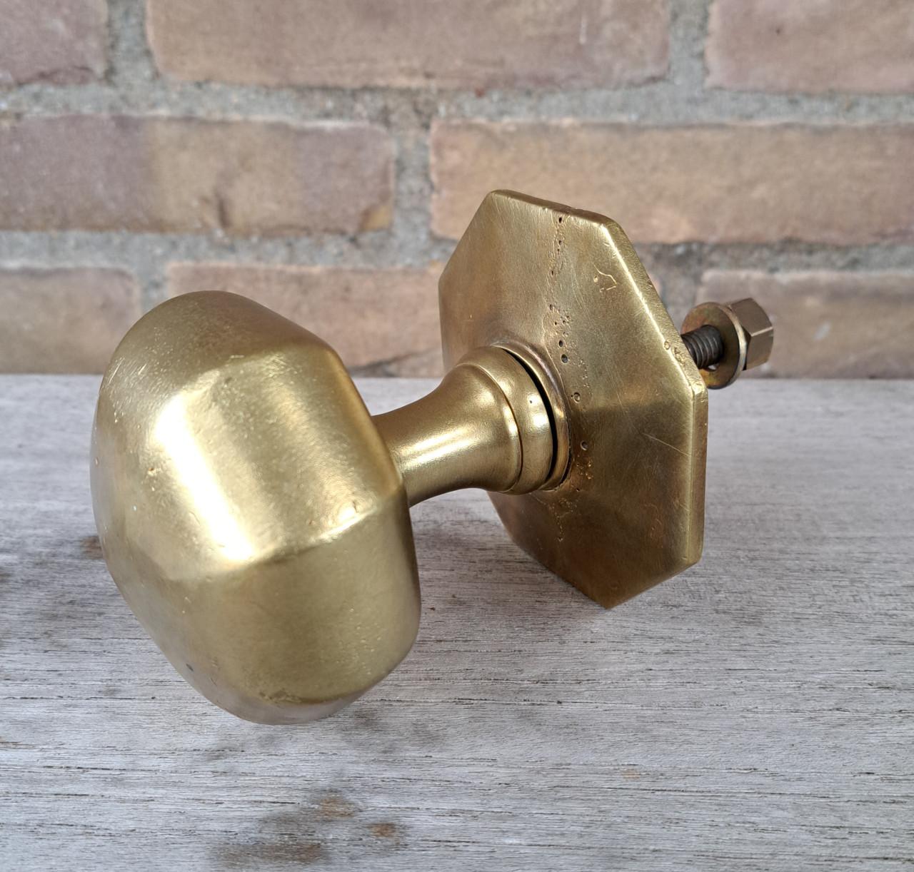 Koperen deurknop en brievenbus