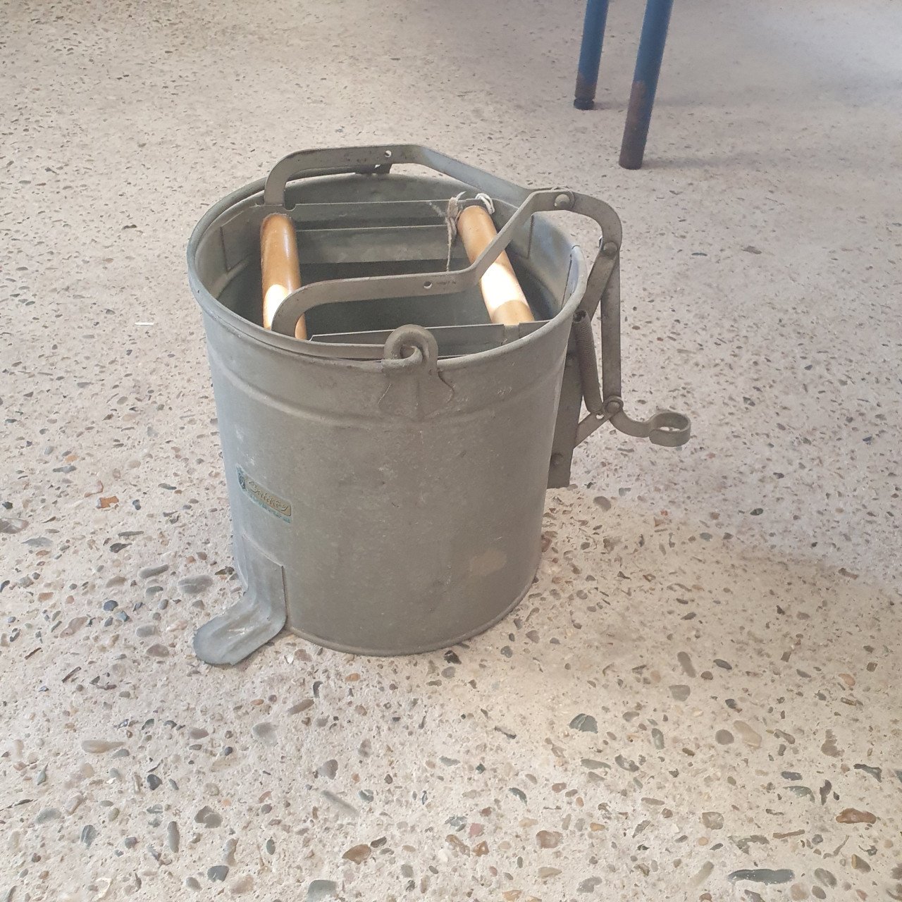 Zinken emmer met wringermechanisme