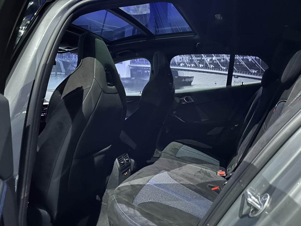 BMW 1 Serie 118i high executive *m-pack*pano*harmankardon*m-technic stoelen