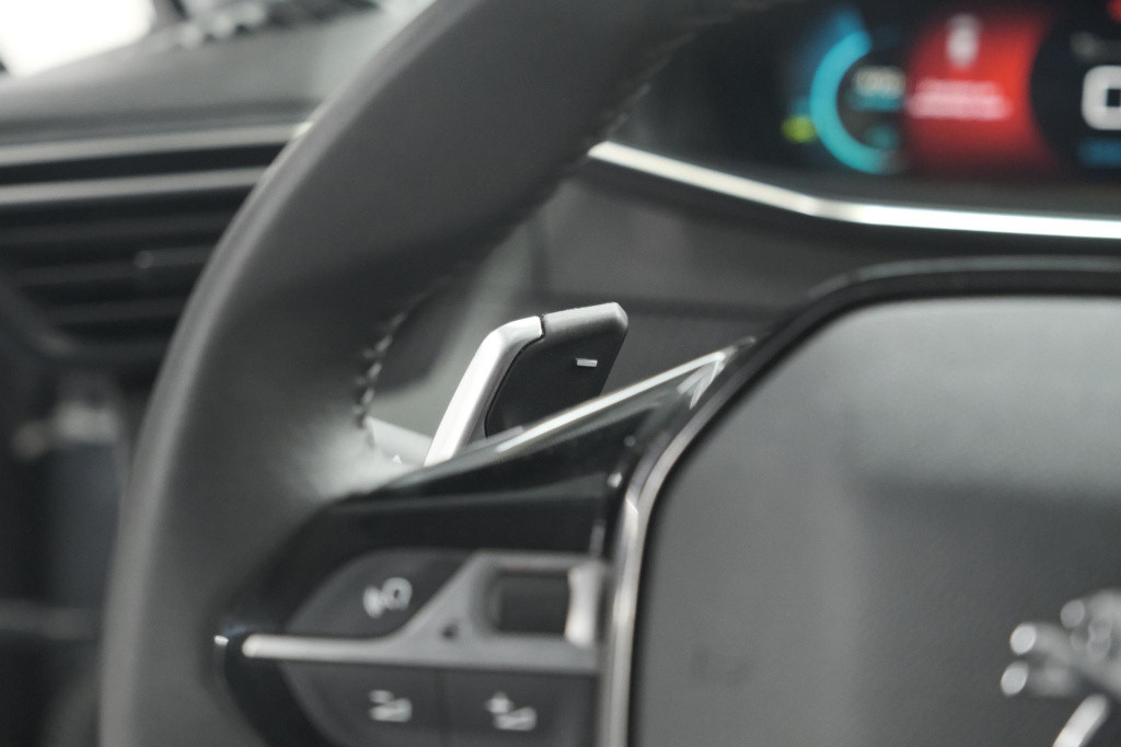 Peugeot 208 puretech 100 eat8 allure pack | camera | apple carplay | parkee