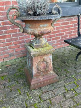 Gietijzeren vazen op sokkel