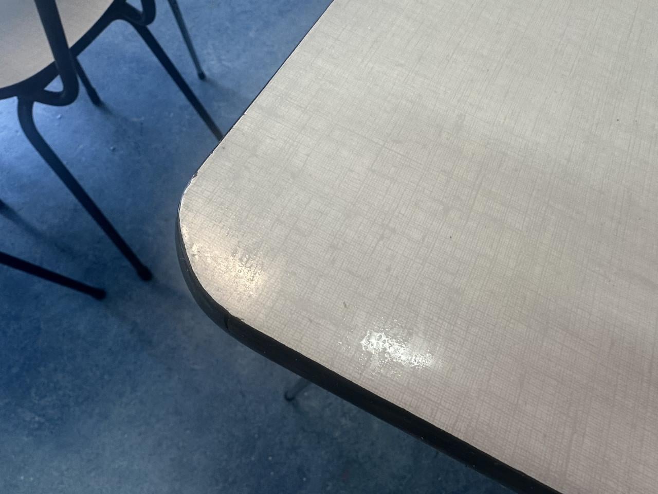 Leuke authentieke formica schooltafels en stoelen voor hippe luitjes