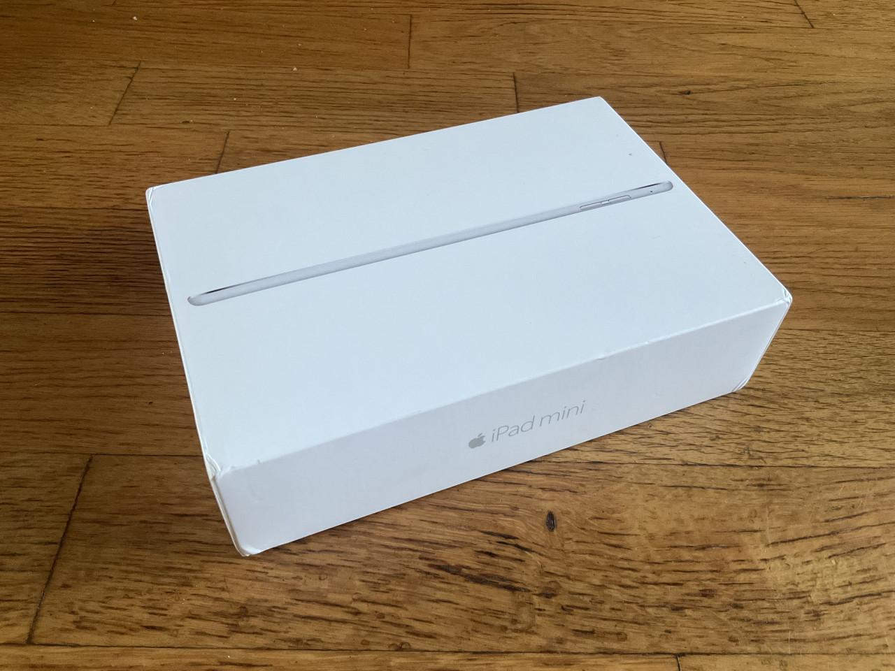 Apple iPad Mini 4 128 GB – wit – met hoezen en toetsenbord
