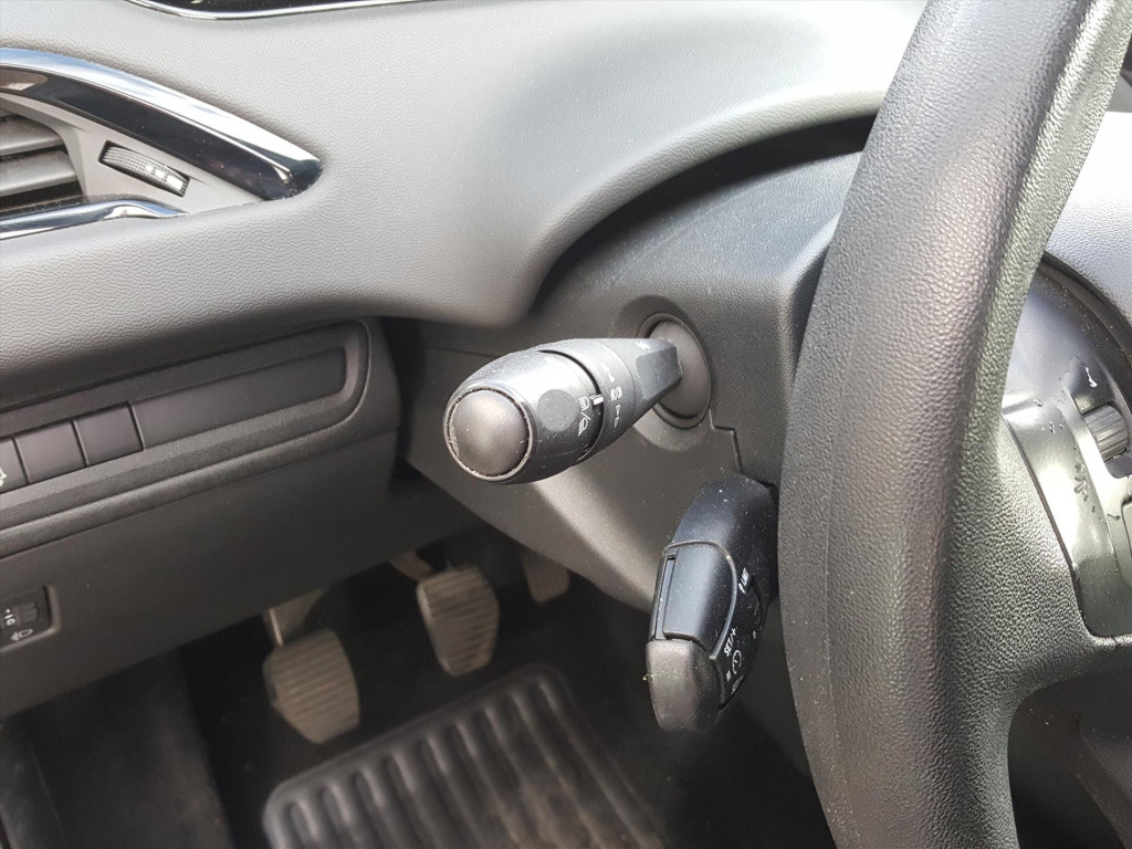 Peugeot 208 blue lion 1.2 pt-82pk 5d navigatie | apple carplay & android au