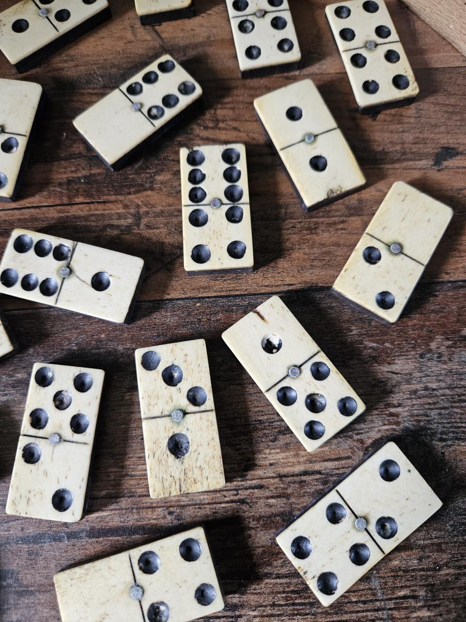 Antiek Domino Spel - van been metalen pin met houten doosje