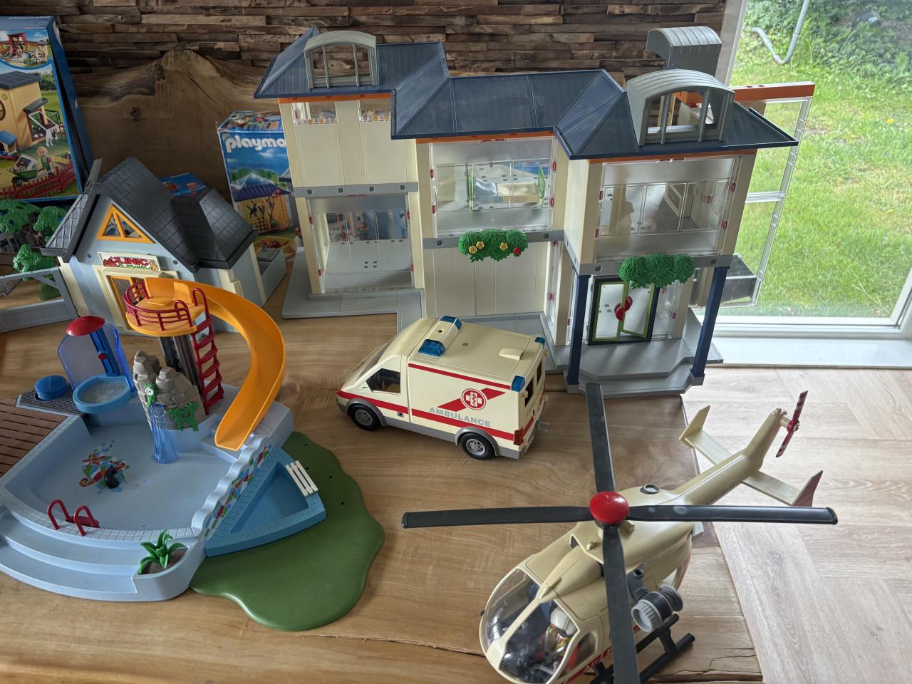 Grote collectie Playmobil, groot ziekenhuis, paardenmanege en meer