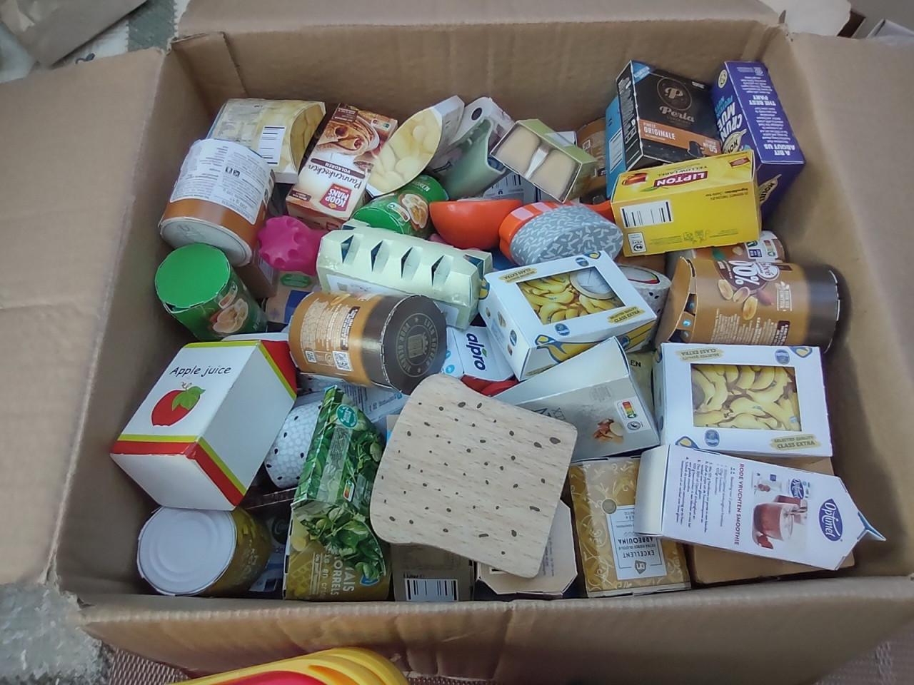 Winkeltje spelen.  Heel heel veel producten, mandjes en houten kassa