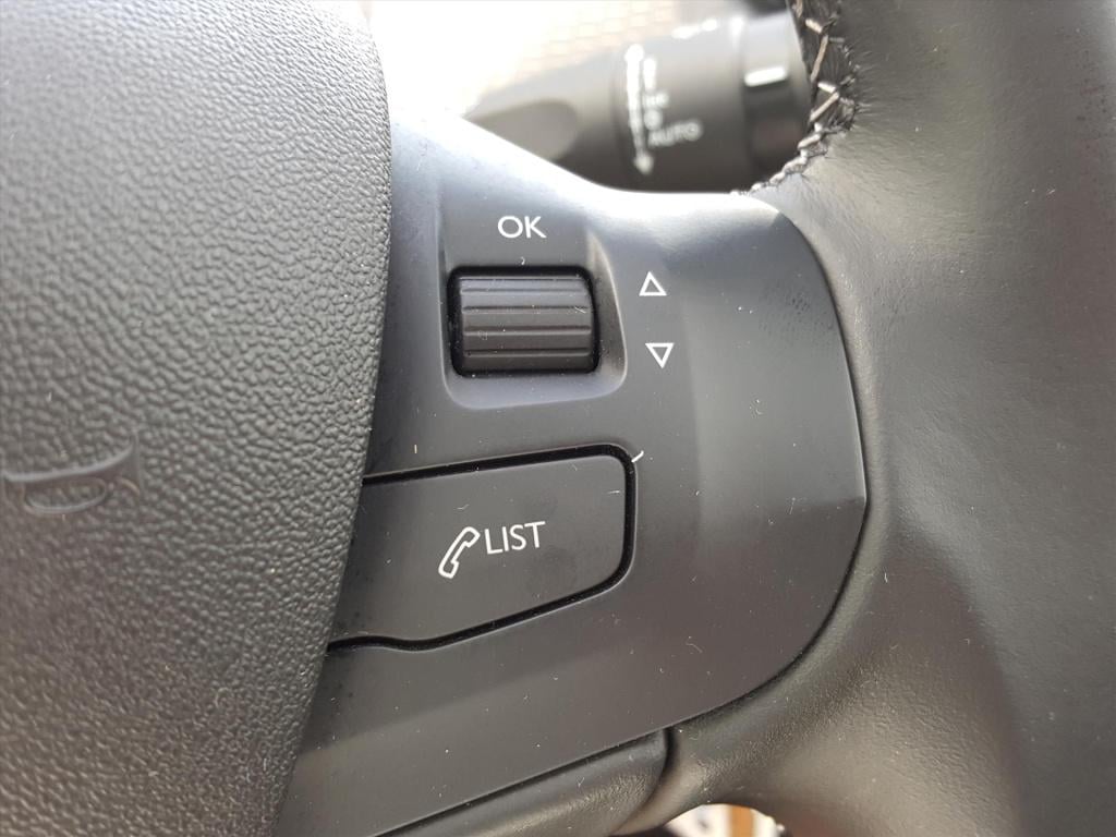 Peugeot 208 blue l. allure 1.5 bluehdi-100pk apple carplay & android auto |
