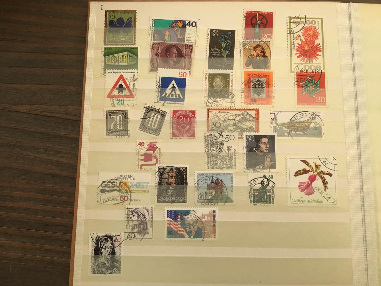 Postzegels van diverse landen