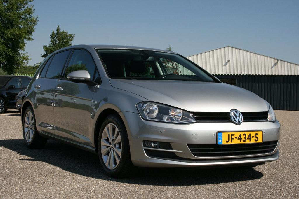 Volkswagen Golf 1.0 tsi business edition connected / navi / camera / led