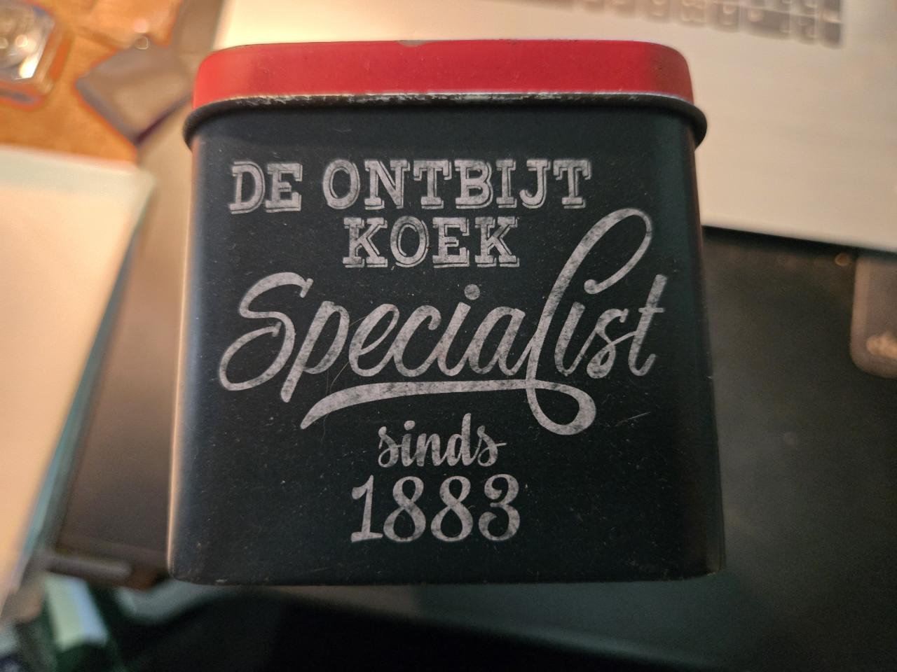 Peijnenburg ontbijtkoekblik met een kenmerkend zwart krijtbordontwerp