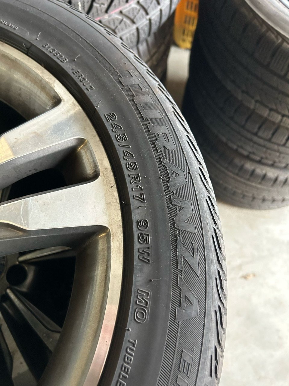 MERCEDES E-KLASSE AVANTAGRDE VELGEN - BRIDGESTONE TURANZA