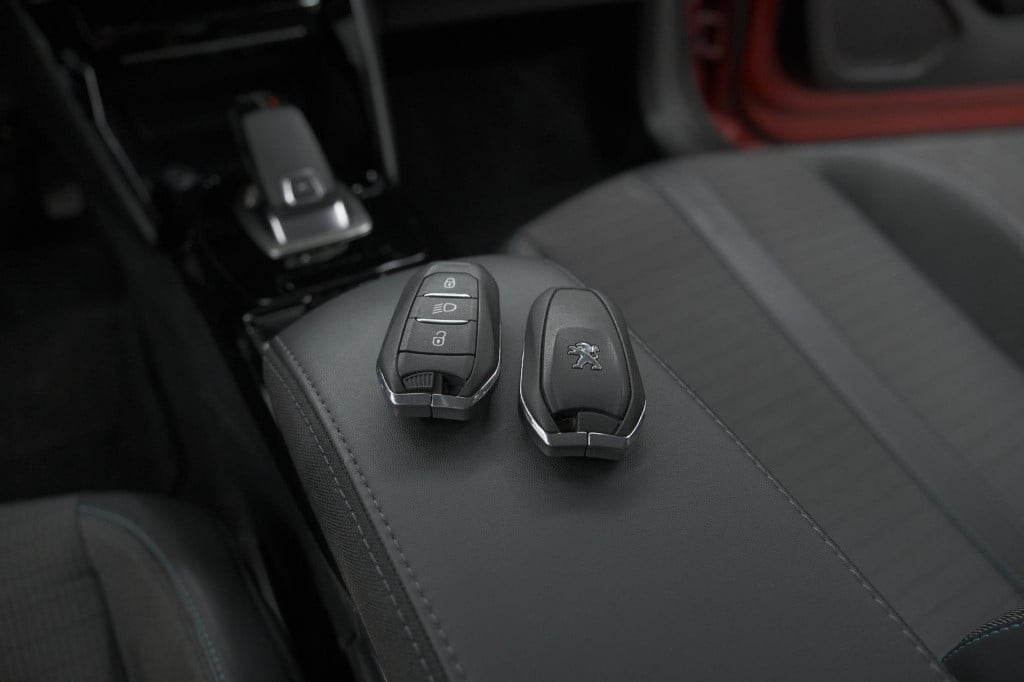 Peugeot 208 puretech 100 eat8 allure pack | camera | navigatie | apple carp