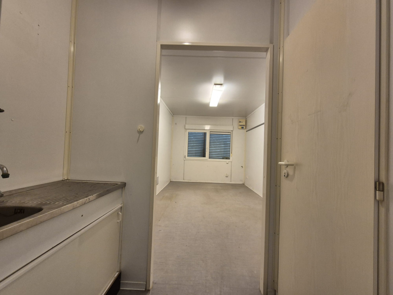 Kantoorunit / bouwkeet / woonunit 6x3m met keuken en toilet