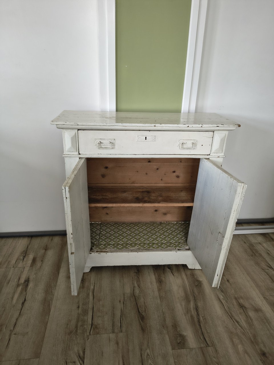 Fantastische witte brocante kast, biedermeier kast met lade.