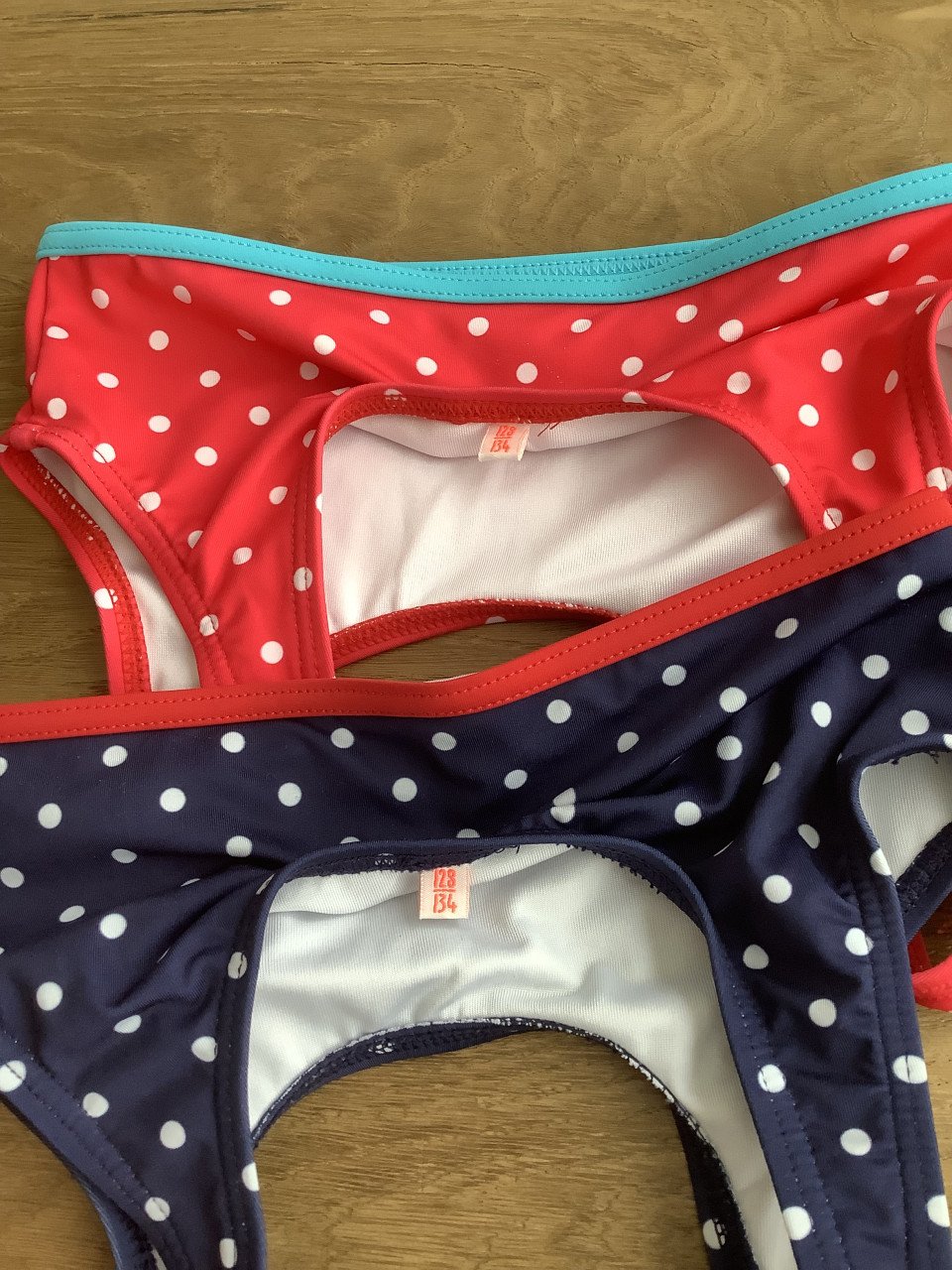 2x meisjes bikini 128-134