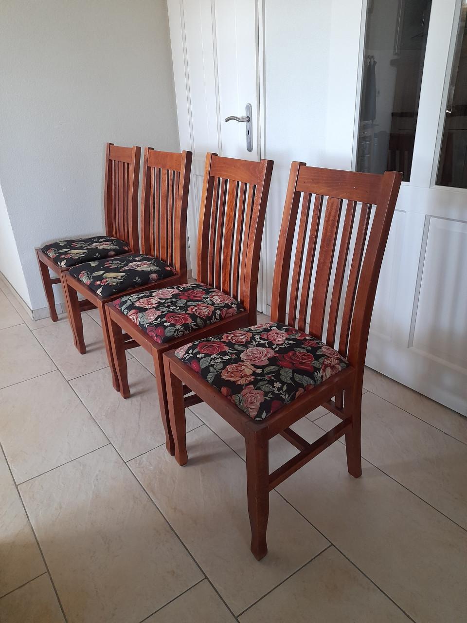 4 Mooie stevige  stoelen (in goede nette staat )