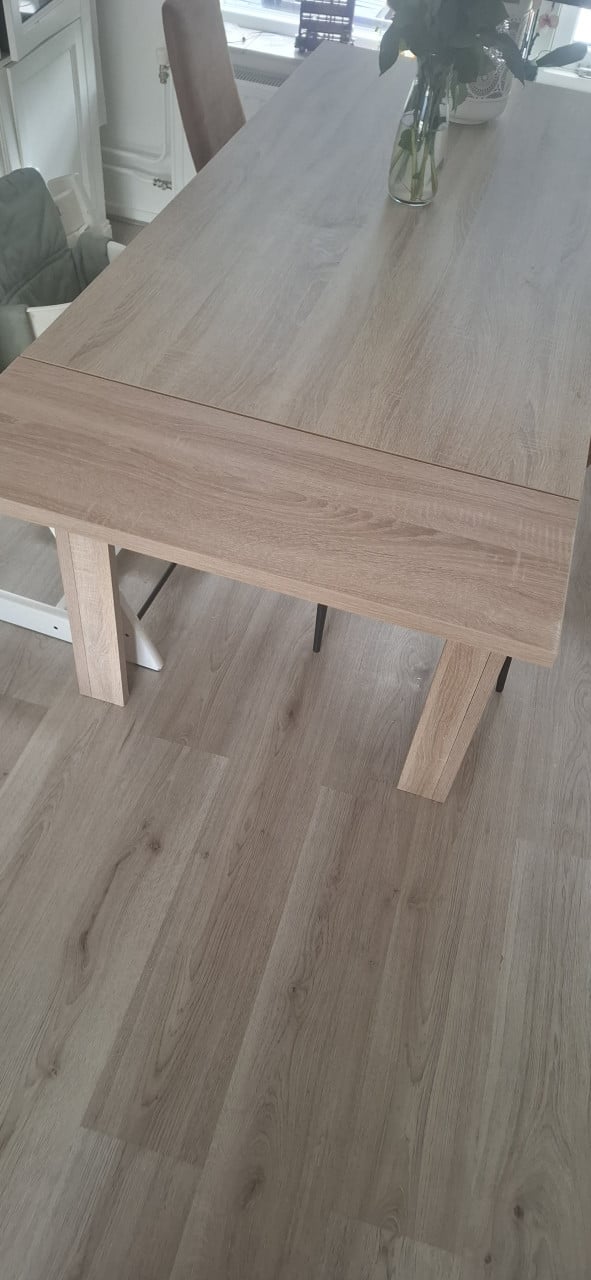 Eettafel met 4 eetkamerstoelen