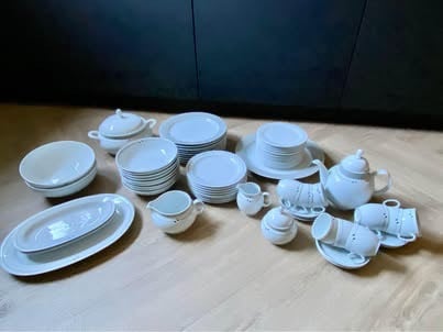 Servies, 9 delig servies, borden, schalen, theepot, kop en schotels, gebaks