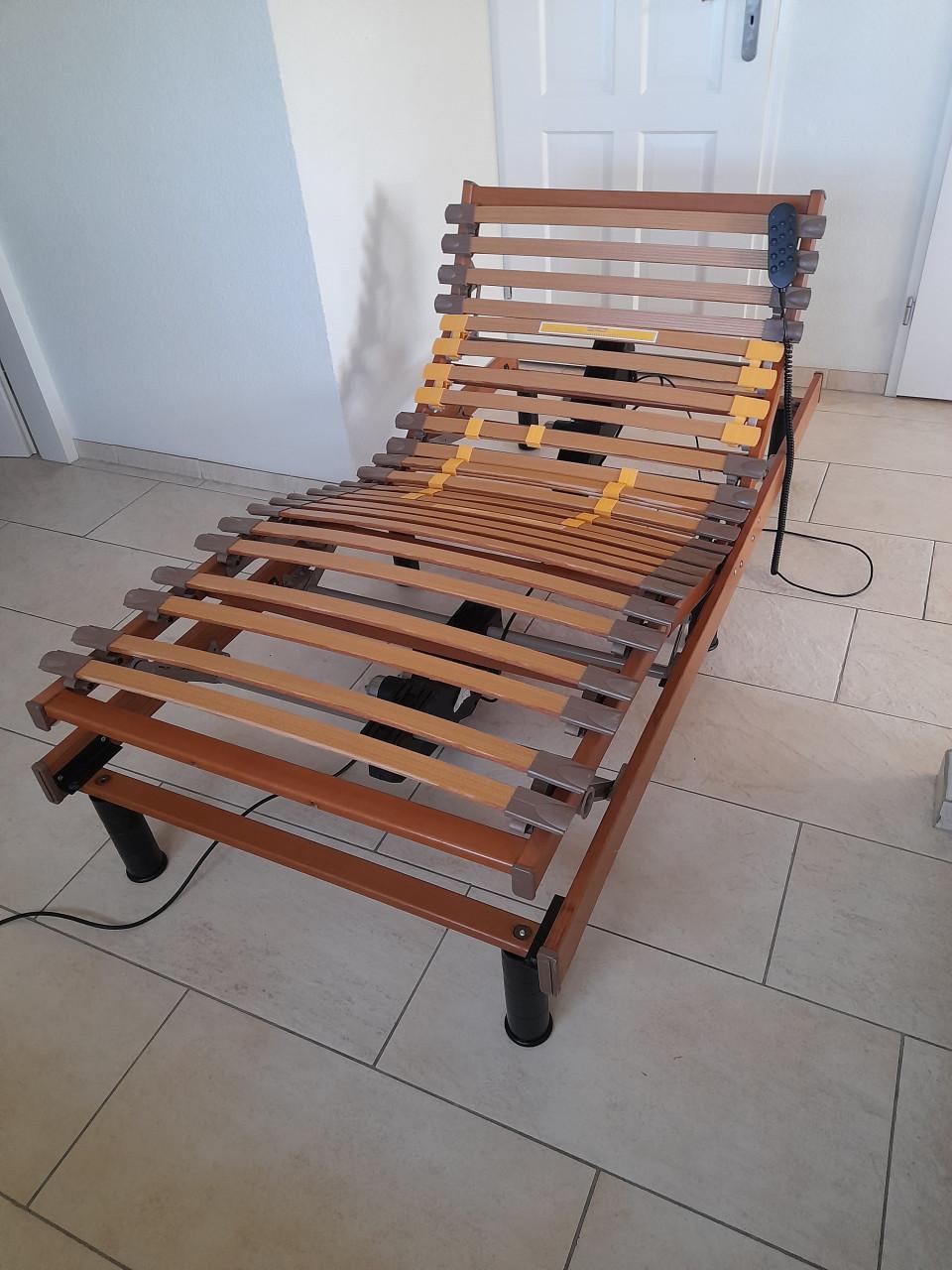 Electrische lattenbodem op poten 90 x 200 (in goede staat)